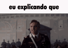 a man in a military uniform stands in front of a crowd with the words eu explicando que written above him
