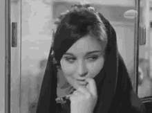 سعاد حسني السفيرة عزيزة بلدي ملاية لف خجل GIF - Soad Hosni Egyptian Local Babe Dress Al Sefira Aziza Film GIFs