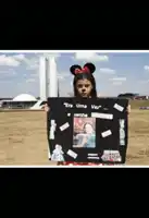 a little girl holds up a sign that says era uma vez