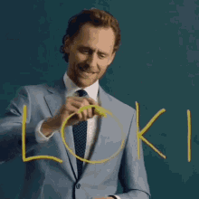 Tom Hiddleston GIF - Tom Hiddleston Marvel GIFs