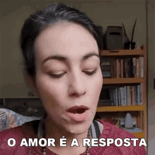 a woman says o amor e a resposta in a video