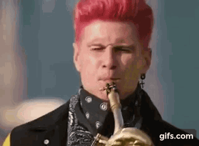 Un gif de Leo P jouant du saxophone en agitant les sourcils