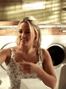 Emily Osment Young Sheldon GIF - Emily Osment Young Sheldon Cleavage GIFs