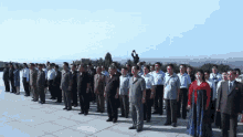 北朝鮮　きたちょうせん　ご辞儀 GIF - Bow North Korea Documentary GIFs