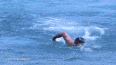 a person is swimming in the ocean with the words in diretta dall honduras written on the bottom