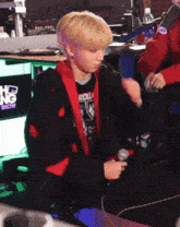 a young man is holding a microphone while wearing a shirt that says rollin