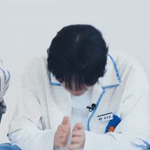 a man wearing a white jacket with a name tag that says ' 박주림 ' on it