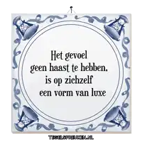 a blue and white tile with the words het gevoel geen haast te hebben is op zichzelf een vorm van luxe