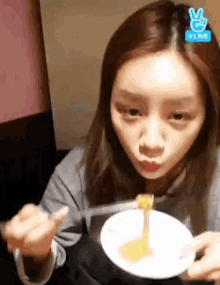 hyeri k pop korean eating blowing