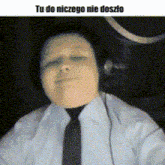 a man wearing headphones and a tie with the words tu do niczego nie doszło above him