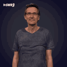 a man wearing glasses making a funny face in front of a blue background with the letters swr3 on it