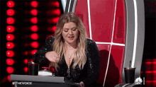 hey there kelly clarkson the voice show off pose