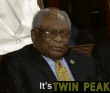 a man in a suit and tie with the words it 's twin peak above him