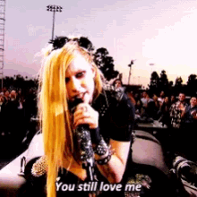 Avril Lavigne You Still Love Me GIF - Avril Lavigne You Still Love Me Point GIFs