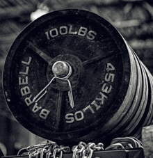 a black and white photo of a barbell that says 100 lbs