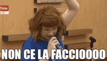 a girl is singing into a microphone with the words non ce la faccioooo written below her