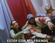 Estoy Con Mis Friends Amigos GIF - Estoy Con Mis Friends Amigos Companeros GIFs