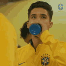 Bebendo Agua Cbf GIF - Bebendo Agua Cbf Confederacao Brasileira De Futebol GIFs