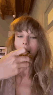 Taylor Swift Taylor Swift Cookie GIF - Taylor Swift Taylor Swift Cookie Taylor Swift Eating GIFs