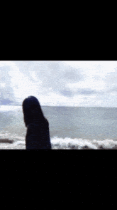 a blurry picture of a beach with waves crashing on the sand