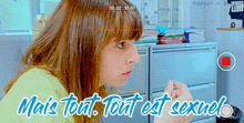 a woman is being recorded and the words mais tout tout est sexuel are below her