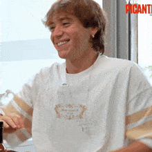 a man wearing a t-shirt that says ter picante on the bottom