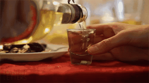 gif de la trama del aguardiente de manzana