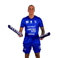 a man in a blue shirt that says teknisa arezzo & co minas on it