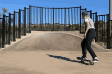 Skateboard Skateboarding GIF - Skateboard Skateboarding Woman GIFs