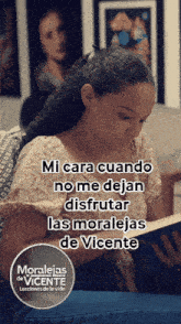 a woman sitting on a couch reading a book with the words mi cara cuando no me dejan disfrutar