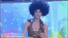 a woman in an afro wig stands in front of a no perditempo forum banner