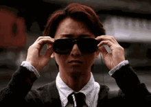 大野智　嵐　おおの　さとし　あらし GIF - Satoshi Arashi Shades Omg GIFs