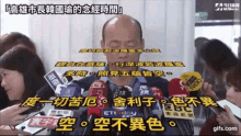 a man is being interviewed by a group of reporters with chinese writing