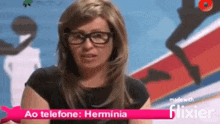 a woman wearing glasses and a wig is standing in front of a sign that says " ao telefone herminia "