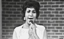 Aretha Franklin Singing GIF - Aretha Franklin Singing Queen Of Soul GIFs