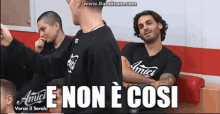 a group of people sitting in a room with the words amici e non e cosi written on the bottom