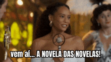 a woman holding a microphone with the words vem ai a novela das novelas written below her