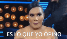 a woman says es lo que yo opino in front of a crowd