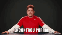 a man in a red shirt is saying encontrou porra !