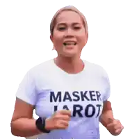 a woman wearing a white shirt that says masker laro