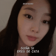 a close up of a woman 's face with the words guina si eres de cata below her