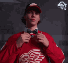 Moritz Seider Bow Tie GIF - Moritz Seider Bow Tie Detroit Red Wings GIFs