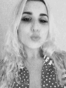 Selfie Kiss GIF - Selfie Kiss Blonde GIFs