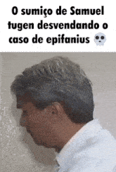 a man leaning against a wall with the words " o sumico de samuel tugen desvendando o caso de epitanius "