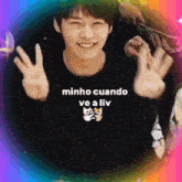 minho cuando ve a liv is written on a picture of a man