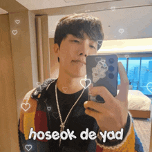 a man taking a picture of himself with the words hoseok de yad