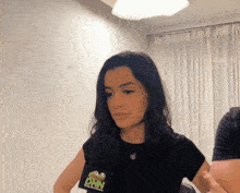 a woman with a microphone that says dnn