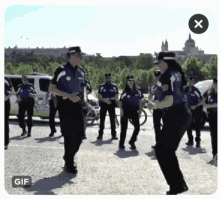 Policía Bailando GIF