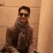 Pianistchenle Shinee Choi Minho Peace Sign Smiling Glasses Sitting Funny GIF - Pianistchenle Shinee Choi Minho Peace Sign Smiling Glasses Sitting Funny GIFs