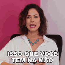 a woman in a white shirt says " isso que você tem na mao "